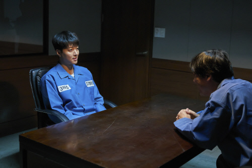 '레버리지' 이동건, 경찰에 연행→원수 정기섭과 대면...분노