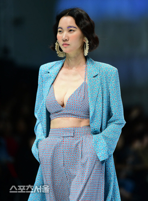 '미스 지 컬렉션'을 담당한 장윤주, 디자이너 지춘희의 사랑이 뿜뿜하네[포토]