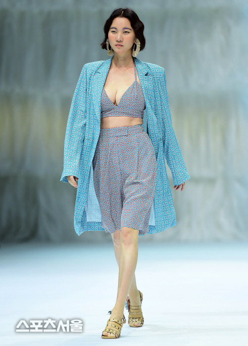 '워킹의 정석' 장윤주, 지춘희 컬렉션의 오프닝과 클로징을 도맡았죠[포토]