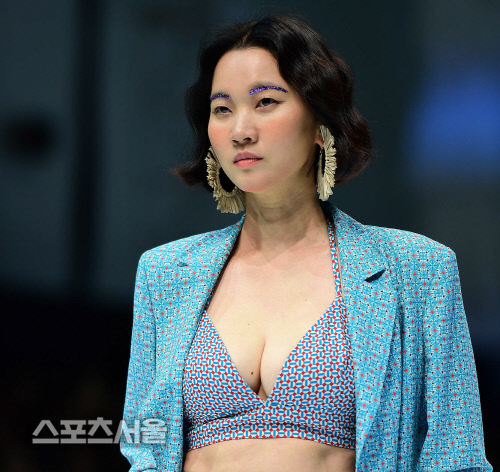 역대급 노출을 보여준 장윤주, 지춘희 디자이너의 뮤즈랍니다[포토]