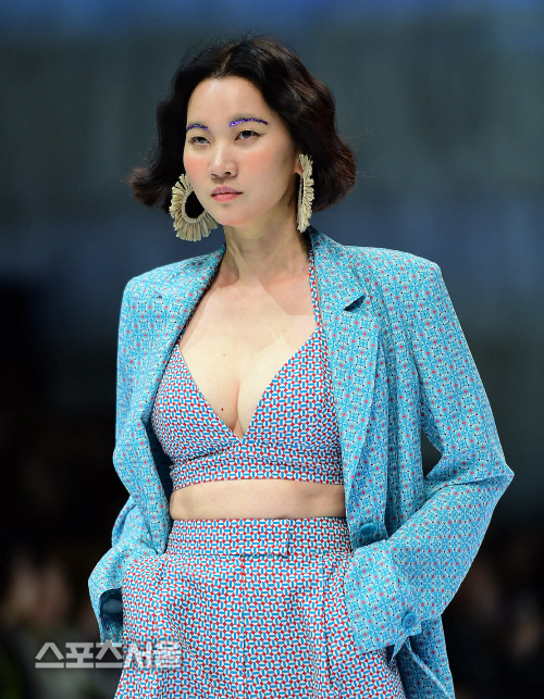 톱디자이너 지춘희의 뮤즈 장윤주, 아무나 못 하죠[포토]