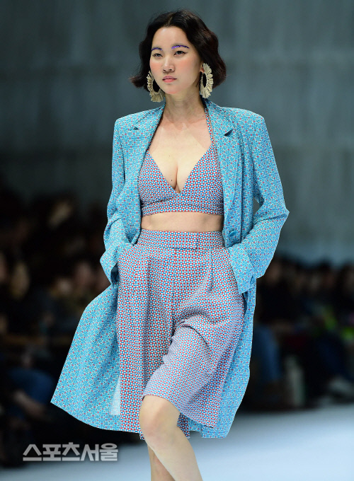 여름의 하늘을 부르는 장윤주, 보기만 해도 시원하죠[포토]