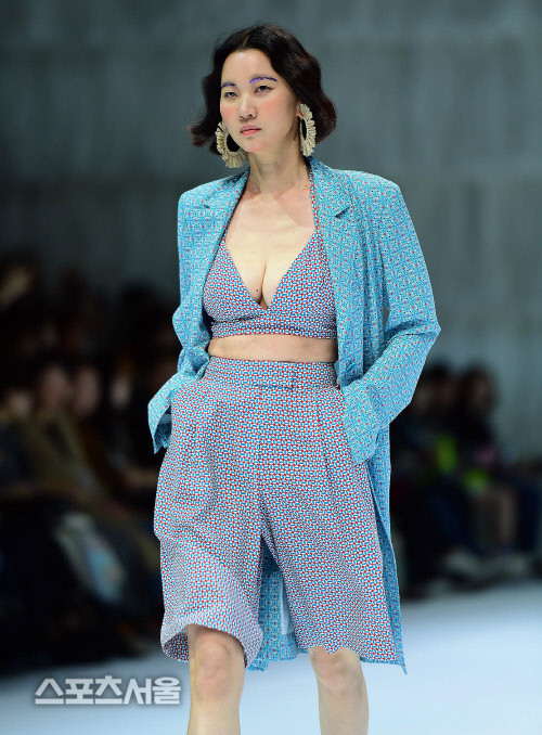 여름보다 시원한 장윤주, 2020년의 봄여름 패션이랍니다[포토]