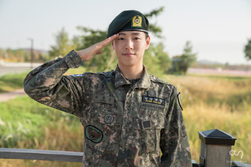 이현우, 전역 인사 "군대서 많은 것 배워"...늠름한 군복 자태