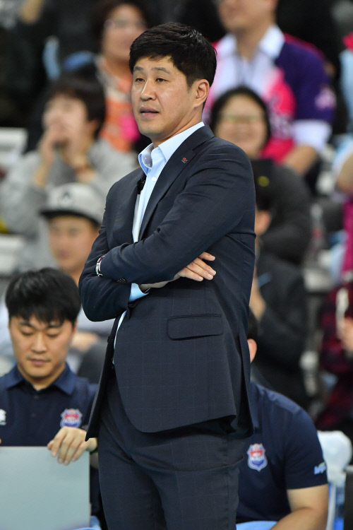 김종민 감독 "긴장 많이 한 테일러, 자기 손으로 공 때리는 게 아니더라"