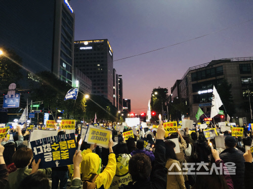 "검찰 개혁 끝까지 이뤄내야" 조국 사퇴 이후에도 서초동 촛불집회 열기 뜨거워