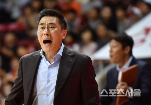 작전지시하는 이상민 감독[포토]