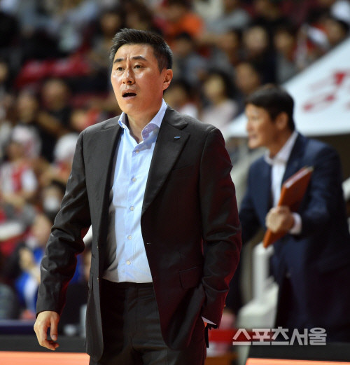 작전지시하는 이상민 감독[포토]