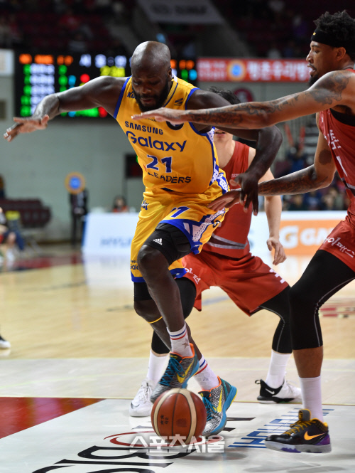 돌파시도하다 볼놓치는 제임스[포토]