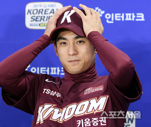 [포토] 이정후, 고우석과의 통화...진실은?