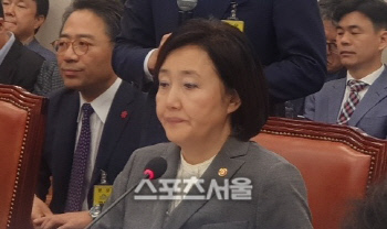 박영선 장관, 유니클로에 작심 발언 "규제 논의하겠다"