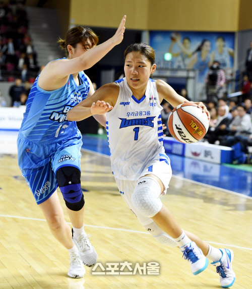 [포토] 박지현 '과감한 드리블'