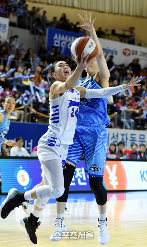 [포토] 김소니아 '과감한 슛'