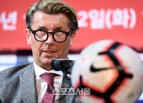 [포토] 한국어로 자신 소개하는 벨 감독