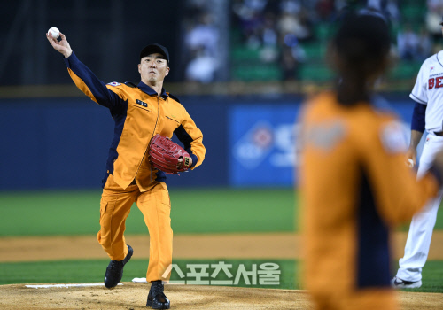 [포토]한국시리즈 1차전 힘차게 시구하는 임재청 소방장