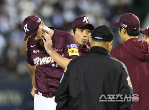 [포토]키움 선발 요키시, 포수 박동원 송구에 턱 맞고..