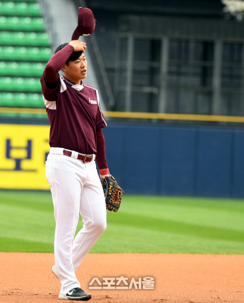 [포토] 상대팀 조롱 발언한 송성문 '어두운 표정으로 훈련'