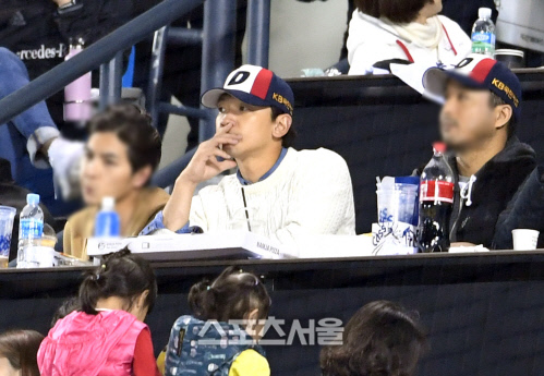 [포토]가수 비, 두산 모자 쓰고...