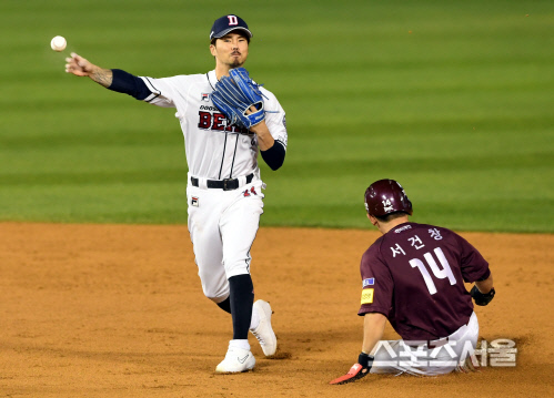 [포토] 오재원, 9회를 끝내는 병살 수비!
