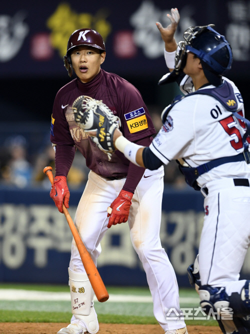 [포토]번트 시도한 송성문, 파울로 착각하는 바람에...
