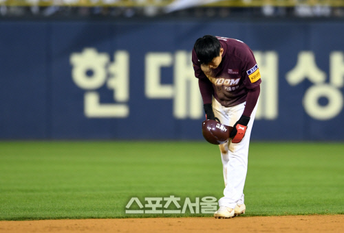 [포토]송성문, \'김재호 선배님! 죄송합니다...\'