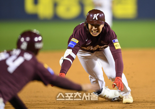 [포토]송성문, 3루 베이스가 눈앞에