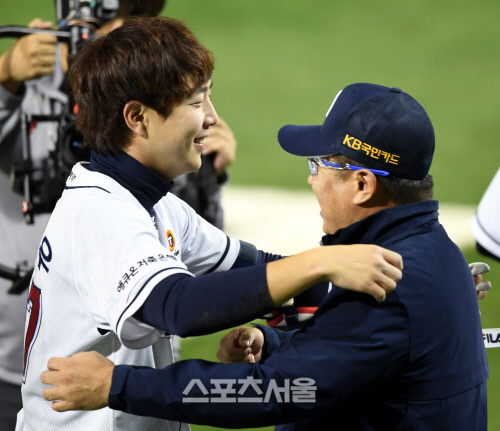 [포토] '끝내 준 사나이 '박건우, 김태형 감독과 뜨거운 포옹
