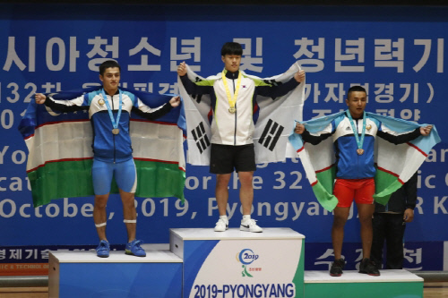 박형오, 평양 유소년역도선수권 인상에서 한국 첫 금메달