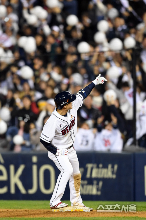 [포토]두산 김재호, 추격 적시타 세리머니