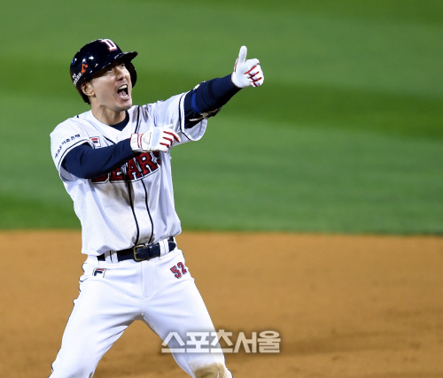 [포토] 9회 적시타 김재호 \'이제 1점차다\'