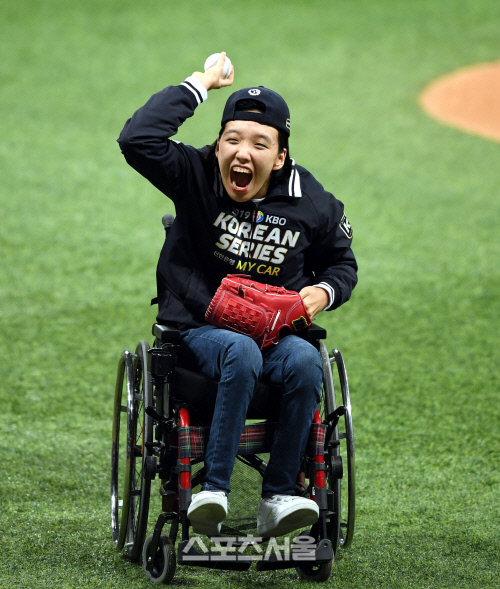 [포토] 한국시리즈 3차전 시구하는 문채원