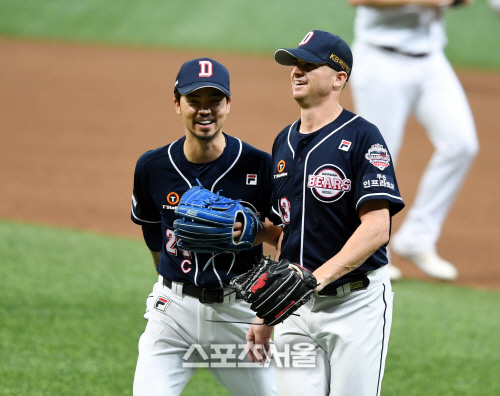 [포토] 오재원-후랭코프 '만루 위기 탈출에 웃음꽃'