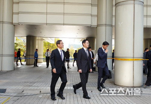 이재용, 뇌물공여 파기환송심 첫 재판 출석…취재진 질문에는 묵묵부답(종합)