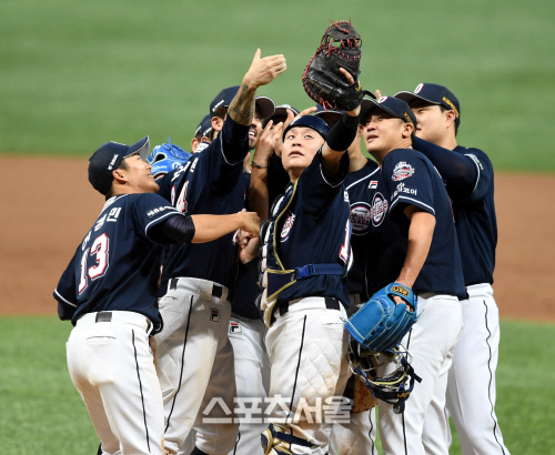 [포토] 3차전도 가져간 두산 곰들 \'우승 단 1승 남았다\'