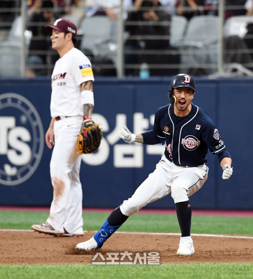 [포토]두산 오재원, 키움 최원태 상대 역전 적시타
