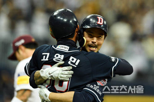 [포토] 오재원, 5회 경기를 다시 뒤집는...역전 적시타!