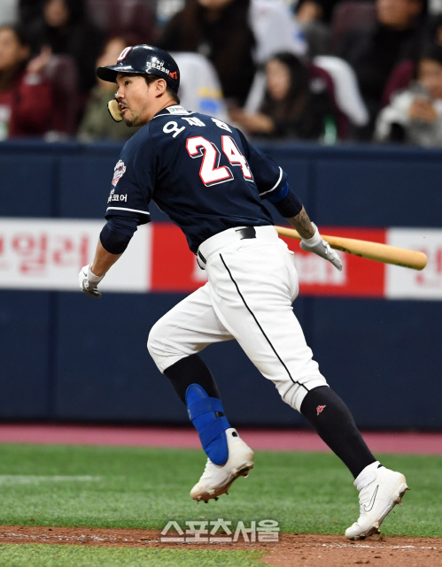 [포토]두산 오재원, 만루 기회 놓치지 않는 역전 적시타