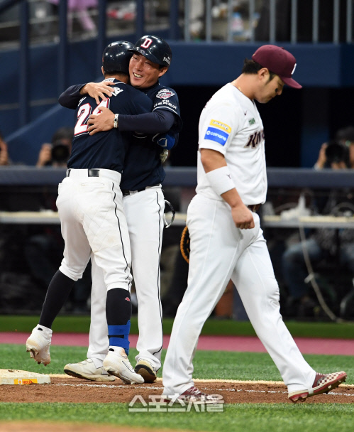 [포토]역전타 두산 오재원, 고영민 코치와 기쁨의 포옹
