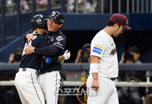 [포토]오재원의 역전타, 고개 떨군 박병호