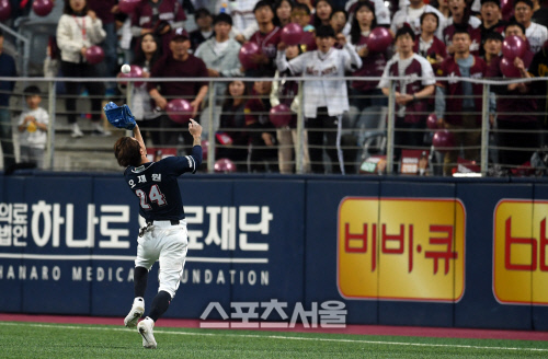 [포토]김하성의 타구를 호수비로 잡아내는 오재원