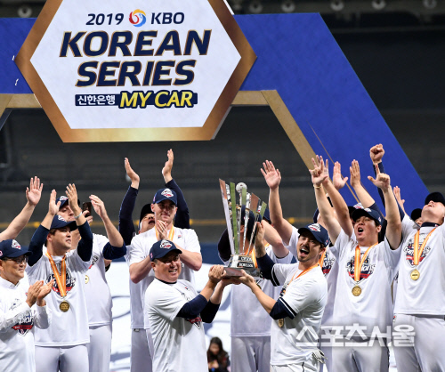 [포토] 오재원-김태형 감독, 우승 트로피 들고...포효!