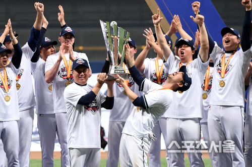 [포토] 오재원-김태형 감독, 이렇게 좋을 수가~!