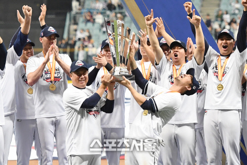 [포토]한국시리즈 우승 트로피 들어올리는 김태형 감독과 오재원