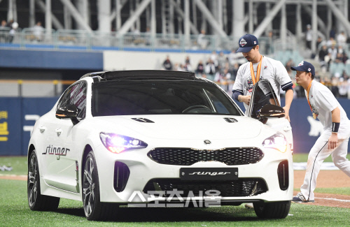 [포토]두산 오재원, MVP 차량 탐나네!