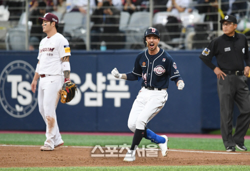 [포토]순식간에 역전 만들어내는 두산 오재원