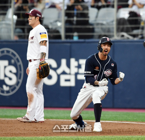 [포토]적시타 오재원, 박병호와 희비 교차