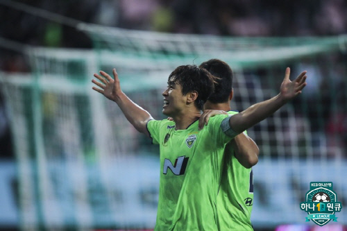 최초 '300 공격포인트' 이동국, 2골 추가하면 11시즌 연속 두 자릿수 득점 대기록