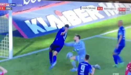 이게 아닌데…공 쳐내려다 상대 선수 주요 부위 가격한 독일 GK[영상]