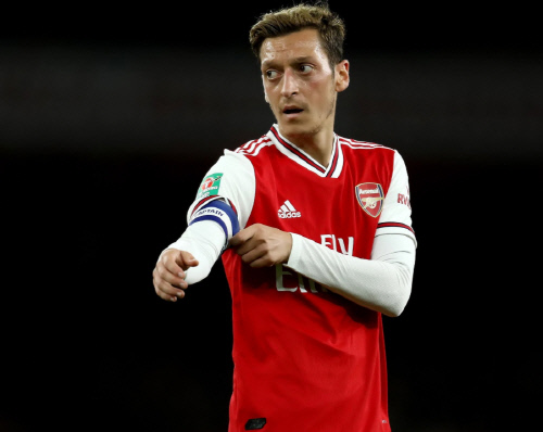 에메리 감독, 외질 출전 논란에 "구단과 합의된 것…아직 얘기할 때 아나"