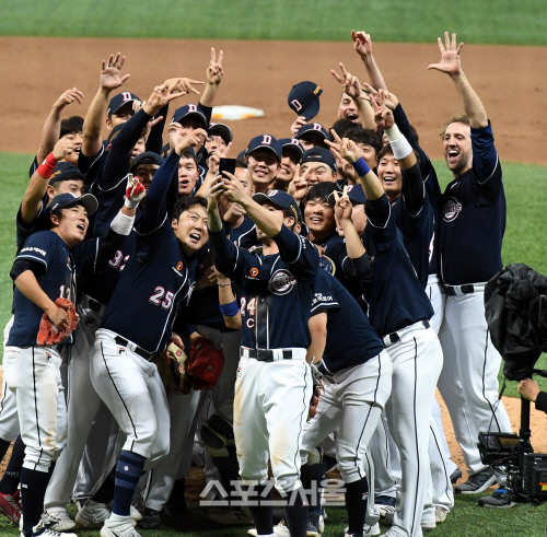 [포토] 한국시리즈 우승 두산 \'이 순간을 셀카로~\'
